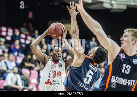 Jason Clark d'Anvers, Chris Dowe de Bruxelles et Brandon Ubel de Bruxelles photographiés lors du match de basket-ball entre Port d'Anvers Giants et Basic-Fit Brussels, le 33 e jour du concours de paniers de la Ligue EuroMillions, le dimanche 30 avril 2017 à Anvers. BELGA PHOTO JONAS ROOSENS Banque D'Images