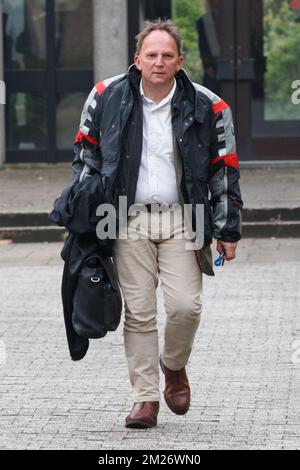 L'avocat Johan Platteau, défenseur d'André Gyselbrecht, arrive à une session du procès "Kasteelmoord" (meurtre de Château), le jeudi 04 mai 2017, au tribunal correcteur de Brugge. Andre Gyselbrecht, Pierre Serry, Franciscus Larmit et Evert de Clercq sont les quatre accusés dans ce qu'on appelle le «meurtre de château» (kasteelmoord) sur Stijn Saelens, à sa maison, un château à Wingene, province de Flandre Occidentale. Le 31 janvier 2012, Saelens a mystérieusement disparu de son château. Son corps a été trouvé en février 2012 sur une propriété voisine. Saelens était le gendre d'Andre Gyselbrecht. BELGA PHOTO KURT DESPLENTER Banque D'Images