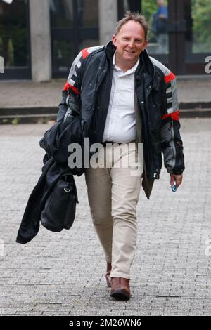 L'avocat Johan Platteau, défenseur d'André Gyselbrecht, arrive à une session du procès "Kasteelmoord" (meurtre de Château), le jeudi 04 mai 2017, au tribunal correcteur de Brugge. Andre Gyselbrecht, Pierre Serry, Franciscus Larmit et Evert de Clercq sont les quatre accusés dans ce qu'on appelle le «meurtre de château» (kasteelmoord) sur Stijn Saelens, à sa maison, un château à Wingene, province de Flandre Occidentale. Le 31 janvier 2012, Saelens a mystérieusement disparu de son château. Son corps a été trouvé en février 2012 sur une propriété voisine. Saelens était le gendre d'Andre Gyselbrecht. BELGA PHOTO KURT DESPLENTER Banque D'Images