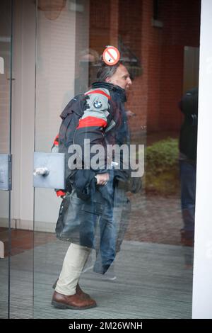 L'avocat Johan Platteau, défenseur d'André Gyselbrecht, arrive à une session du procès "Kasteelmoord" (meurtre de Château), le jeudi 04 mai 2017, au tribunal correcteur de Brugge. Andre Gyselbrecht, Pierre Serry, Franciscus Larmit et Evert de Clercq sont les quatre accusés dans ce qu'on appelle le «meurtre de château» (kasteelmoord) sur Stijn Saelens, à sa maison, un château à Wingene, province de Flandre Occidentale. Le 31 janvier 2012, Saelens a mystérieusement disparu de son château. Son corps a été trouvé en février 2012 sur une propriété voisine. Saelens était le gendre d'Andre Gyselbrecht. BELGA PHOTO KURT DESPLENTER Banque D'Images