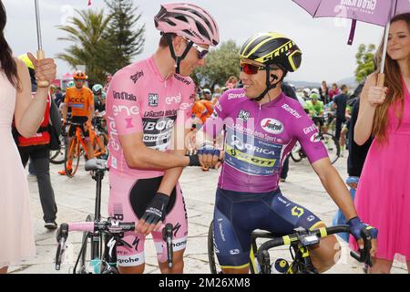 Lukas Postlberger autrichien de Bora-Hansgrohe et Caleb Ewan australien d'Orica Scott photographié à l'étape 2 de la tournée à vélo Giro 2017, 221km d'Olbia à Tortoli, Italie, samedi 06 mai 2017. BELGA PHOTO YUZURU SUNADA Banque D'Images