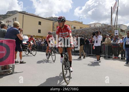 Lars Bak danois de Lotto Soudal photographié à la quatrième étape de la tournée à vélo Giro 2017, de Cefalu à Etna 181 km, Italie, mardi 09 mai 2017. BELGA PHOTO YUZURU SUNADA Banque D'Images