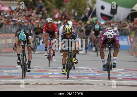 L'irlandais Sam Bennett de Bora-Hansgrohe, l'australien Caleb Ewan d'Orica Scott et le colombien Fernando Gaviria des étages Quick-Step photographiés pendant la septième étape de la tournée à vélo Giro 2017, à 224 km de Castrovillari à Alberobello, en Italie, le vendredi 12 mai 2017. BELGA PHOTO YUZURU SUNADA Banque D'Images