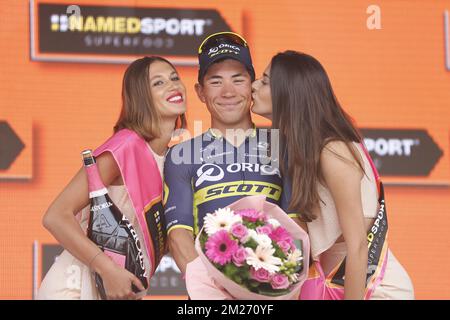 L'australien Caleb Ewan d'Orica Scott célèbre sur le podium après avoir remporté la septième étape de la tournée à vélo Giro 2017, à 224 km de Castrovillari à Alberobello, en Italie, le vendredi 12 mai 2017. BELGA PHOTO YUZURU SUNADA Banque D'Images