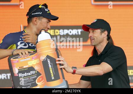 Caleb Ewan australien d'Orica Scott et l'acteur Patrick Dempsey photographiés pendant la septième étape de la tournée à vélo Giro 2017, à 224 km de Castrovillari à Alberobello, Italie, vendredi 12 mai 2017. BELGA PHOTO YUZURU SUNADA Banque D'Images