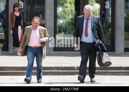 L'avocat Johan Plateau, le défenseur d'André Gyselbrecht et l'avocat Kris Vyncke ont pris la photo devant un aperçu des développements récents du procès 'Kasteelmoord' (meurtre au château), jeudi 04 mai 2017, au tribunal correcteur de Brugge. Andre Gyselbrecht, Pierre Serry, Franciscus Larmit et Evert de Clercq sont les quatre accusés dans ce qu'on appelle le «meurtre de château» (kasteelmoord) sur Stijn Saelens, à sa maison, un château à Wingene, province de Flandre Occidentale. Le 31 janvier 2012, Saelens a mystérieusement disparu de son château. Son corps a été trouvé en février 2012 sur une propriété voisine. Saelens était André Gyselb Banque D'Images