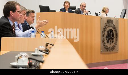 David Rombouts, membre de N-va, Jan Jambon, vice-premier ministre et ministre de l'intérieur, et Robert Van de Velde, de N-va, photographiés lors d'une session de la commission d'enquête parlementaire sur l'accord de plaidoyer, au Parlement fédéral, à Bruxelles, le lundi 22 mai 2017. Cette commission s'interroge sur les circonstances qui ont conduit à l'approbation et à l'application de la loi du 14 avril 2011 sur l'accord sur le moyen. BELGA PHOTO BENOIT DOPPAGNE Banque D'Images