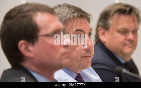 David Rombouts, membre de N-va, Jan Jambon, vice-premier ministre et ministre de l'intérieur, et Robert Van de Velde, de N-va, photographiés lors d'une session de la commission d'enquête parlementaire sur l'accord de plaidoyer, au Parlement fédéral, à Bruxelles, le lundi 22 mai 2017. Cette commission s'interroge sur les circonstances qui ont conduit à l'approbation et à l'application de la loi du 14 avril 2011 sur l'accord sur le moyen. BELGA PHOTO BENOIT DOPPAGNE Banque D'Images