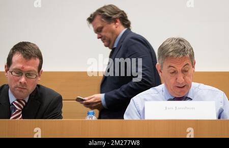 David Rombouts, membre de N-va, Robert Van de Velde, de N-va, et Jan Jambon, vice-premier ministre et ministre de l'intérieur, photographiés lors d'une session de la commission d'enquête parlementaire sur l'accord de plaidoyer, au Parlement fédéral, à Bruxelles, le lundi 22 mai 2017. Cette commission s'interroge sur les circonstances qui ont conduit à l'approbation et à l'application de la loi du 14 avril 2011 sur l'accord sur le moyen. BELGA PHOTO BENOIT DOPPAGNE Banque D'Images