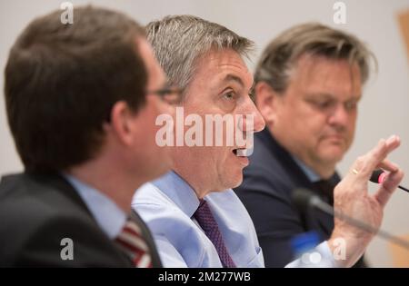 David Rombouts, membre de N-va, Jan Jambon, vice-premier ministre et ministre de l'intérieur, et Robert Van de Velde, de N-va, photographiés lors d'une session de la commission d'enquête parlementaire sur l'accord de plaidoyer, au Parlement fédéral, à Bruxelles, le lundi 22 mai 2017. Cette commission s'interroge sur les circonstances qui ont conduit à l'approbation et à l'application de la loi du 14 avril 2011 sur l'accord sur le moyen. BELGA PHOTO BENOIT DOPPAGNE Banque D'Images