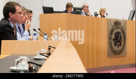 David Rombouts, membre de N-va, Jan Jambon, vice-premier ministre et ministre de l'intérieur, et Robert Van de Velde, de N-va, photographiés lors d'une session de la commission d'enquête parlementaire sur l'accord de plaidoyer, au Parlement fédéral, à Bruxelles, le lundi 22 mai 2017. Cette commission s'interroge sur les circonstances qui ont conduit à l'approbation et à l'application de la loi du 14 avril 2011 sur l'accord sur le moyen. BELGA PHOTO BENOIT DOPPAGNE Banque D'Images