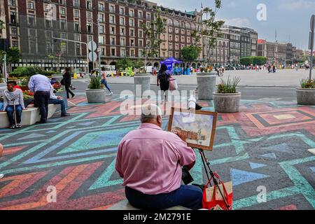 Un artiste travaille sur sa peinture de la Plaza de la Constitución, place Zocalo, Mexico, Mexique. Banque D'Images