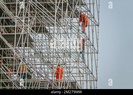 Les ouvriers de la construction assemblent des échafaudages autour de la cathédrale métropolitaine de Mexico, au Mexique. La cathédrale de l'archidiocèse catholique romain de Mexico est construite sur le temple secret de l'empire aztèque et a pris près de 250 ans pour terminer le mélange des styles gothique, baroque, churrigueresque et néoclassique. Banque D'Images