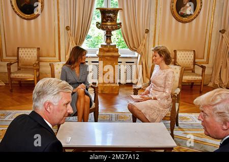 Le roi Philippe - Filip de Belgique, la première dame des États-Unis Melania Trump, la reine Mathilde de Belgique et le président américain Donald Trump ont photographié une réception au Palais Royal à Bruxelles, le mercredi 24 mai 2017. Président des États-Unis d'Amérique M. Trump effectue une visite de deux jours en Belgique pour assister jeudi à un sommet de l'OTAN (Organisation du Traité de l'Atlantique Nord). BELGA PHOTO BELGA Banque D'Images