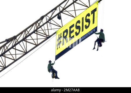 Les militants de Greenpeace protestent contre le Président des États-Unis d'Amérique, le jeudi 25 mai 2017, à l'ambassade des États-Unis à Bruxelles. Le président Trump est en visite de deux jours en Belgique, pour assister jeudi à un sommet de l'OTAN (Organisation du Traité de l'Atlantique Nord). BELGA PHOTO ANTONY GEVAERT Banque D'Images