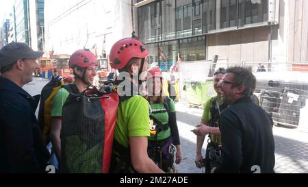 ATTENTION ÉDITEURS - SMARTPHONE IMAGE - MEILLEURE QUALITÉ DISPONIBLE militants Greenpeace photographiés après une manifestation contre le Président des Etats-Unis d'Amérique, jeudi 25 mai 2017, à Bruxelles. Le président Trump est en visite de deux jours en Belgique, pour assister jeudi à un sommet de l'OTAN (Organisation du Traité de l'Atlantique Nord). BELGA PHOTO ANTONY GEVAERT Banque D'Images