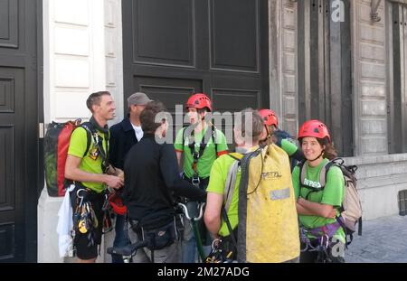 ATTENTION ÉDITEURS - SMARTPHONE IMAGE - MEILLEURE QUALITÉ DISPONIBLE militants Greenpeace photographiés après une manifestation contre le Président des Etats-Unis d'Amérique, jeudi 25 mai 2017, à Bruxelles. Le président Trump est en visite de deux jours en Belgique, pour assister jeudi à un sommet de l'OTAN (Organisation du Traité de l'Atlantique Nord). BELGA PHOTO ANTONY GEVAERT Banque D'Images