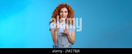 Gotcha.Cool Sassy bonne-look redhead maussette femme pointant appareil photo doigt pistolets tricheurs tricherie introduction souriant excité avoir plaisir féliciter Banque D'Images