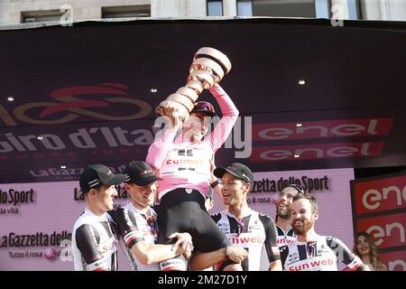 Le vainqueur du rang général néerlandais Tom Dumoulin de Team Sunweb fête sur le podium avec ses coéquipiers après la dernière étape de la tournée de Giro 2017, un essai individuel de 29,3km temps de Lonza à Milan, Italie, dimanche 28 mai 2017. BELGA PHOTO YUZURU SUNADA Banque D'Images