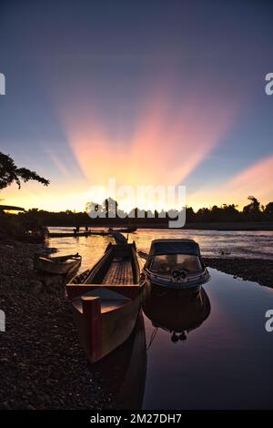 Coucher de soleil au village de Mabul pris @Mabul village, district de Korowai Buluanop., Papouasie, Indonésie Banque D'Images