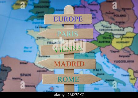 Poste indicador con los destinos de las ciudades mas importantes de Europa Banque D'Images