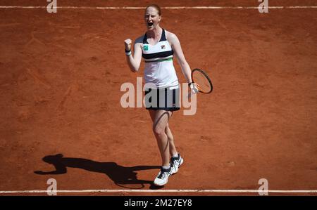 L'Alison belge Van Uytvanck (WTA 113) célèbre lors d'un match de tennis contre l'Agnieszka Radwanska polonaise (WTA 10), lors du deuxième tour du tournoi féminin du tournoi de tennis Roland Garros, à Paris, en France, le jeudi 01 juin 2017. La table principale Roland Garros Grand Chelem a lieu du 29 mai au 11 juin 2017. BELGA PHOTO VIRGINIE LEFOUR Banque D'Images