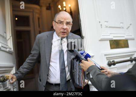 Le ministre de la Justice, Koen Geens, s'adresse à la presse lorsqu'il arrive à une réunion du conseil des ministres du gouvernement fédéral à Bruxelles, le vendredi 02 juin 2017. BELGA PHOTO DIRK WAEM Banque D'Images