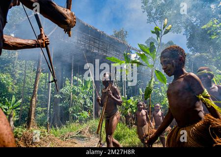 Une chose qui est intéressante en raison de la curiosité au sujet de l'existence de la Korowai Pace Markus danse. Apparemment, cette danse est juste pour montrer un j Banque D'Images