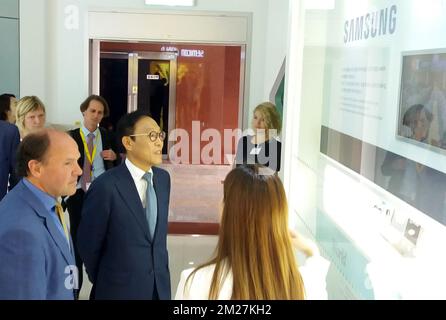 MEILLEURE QUALITÉ DISPONIBLE - Philippe Muyters, ministre flamand de l'emploi, de l'économie, de l'innovation, de la politique scientifique et des Sports, photographié lors d'une visite au siège de Samsung, à Séoul, le troisième jour d'une mission économique de la princesse Astrid belge en Corée du Sud, mardi 13 juin 2017. BELGA PHOTO JAN NAGELS Banque D'Images