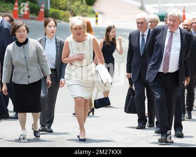 La princesse Astrid de Belgique, son conseiller Jan Mattysen et la Fédération Wallonie - ministre bruxellois de l'enseignement supérieur, de la recherche et des médias Jean-Claude Marcourt photographié lors d'une visite à l'université Ewha womans, à Séoul, le troisième jour d'une mission économique de la princesse Astrid de Belgique en Corée du Sud, Mardi 13 juin 2017. BELGA PHOTO BENOIT DOPPAGNE Banque D'Images