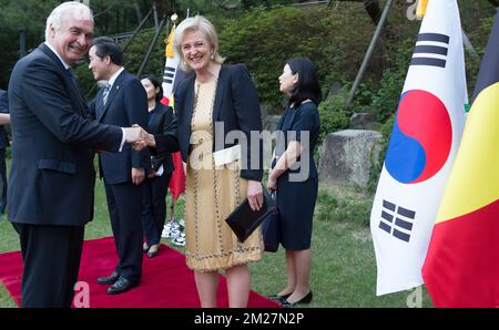 La princesse Astrid Councelor Jan Mattysen (L) se met les mains de la princesse Astrid de Belgique avant un dîner à la résidence du Premier ministre, à Séoul, le troisième jour d'une mission économique de la princesse Astrid de Belgique en Corée du Sud, le mardi 13 juin 2017. BELGA PHOTO BENOIT DOPPAGNE Banque D'Images