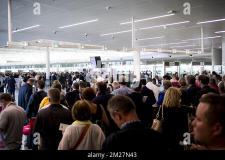 L'illustration montre le hall des départs lors d'une coupure de courant à l'aéroport de Bruxelles, à Zaventem, le jeudi 15 juin 2017. BELGA PHOTO JASPER JACOBS Banque D'Images