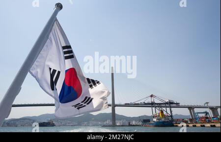 L'illustration montre un drapeau coréen agitant dans le vent, lors d'une visite en bateau dans le port de Busan, le sixième jour d'une mission économique de la princesse Astrid belge en Corée du Sud, vendredi 16 juin 2017. BELGA PHOTO BENOIT DOPPAGNE Banque D'Images