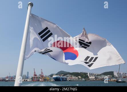 L'illustration montre un drapeau coréen agitant dans le vent, lors d'une visite en bateau dans le port de Busan, le sixième jour d'une mission économique de la princesse Astrid belge en Corée du Sud, vendredi 16 juin 2017. BELGA PHOTO BENOIT DOPPAGNE Banque D'Images