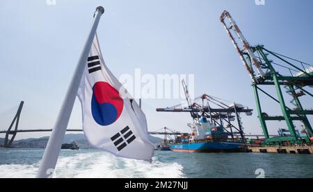 L'illustration montre un drapeau coréen agitant dans le vent, lors d'une visite en bateau dans le port de Busan, le sixième jour d'une mission économique de la princesse Astrid belge en Corée du Sud, vendredi 16 juin 2017. BELGA PHOTO BENOIT DOPPAGNE Banque D'Images