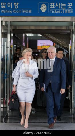 La princesse Astrid de Belgique et son conseiller Jan Mattysen photographiés avant le trajet en train par le KTX train 117 de Séoul à Busan, le sixième jour d'une mission économique de la princesse Astrid de Belgique en Corée du Sud, vendredi 16 juin 2017. BELGA PHOTO BENOIT DOPPAGNE Banque D'Images