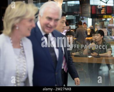 La princesse Astrid de Belgique et son conseiller Jan Mattysen photographiés avant le trajet en train par le KTX train 117 de Séoul à Busan, le sixième jour d'une mission économique de la princesse Astrid de Belgique en Corée du Sud, vendredi 16 juin 2017. BELGA PHOTO BENOIT DOPPAGNE Banque D'Images