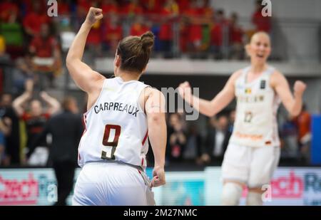 Les Cats belges Marjorie Carpreaux célèbre lors d'un match entre les Cats belges, l'équipe nationale belge de basket, et le Monténégro, dans le premier tour de la FIBA Eurobasket Women 2017, vendredi 16 juin 2017, à Prague, République tchèque. BELGA PHOTO VIRGINIE LEFOUR Banque D'Images