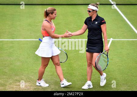 Dominika Cibulkova de Slovaquie et Kirsten Flipkens de Belgique photographiés lors du match final entre Kirsten Flipkens de Belgique et Dominika Cibulkova de Slovaquie contre Kiki Bertens et demi Schuurs de pays-Bas dans les doubles pour femmes au tournoi de tennis Ricoh Open WTA à Rosmalen, aux pays-Bas, le samedi 17 juin 2017. BELGA PHOTO LUC CLAESSEN Banque D'Images