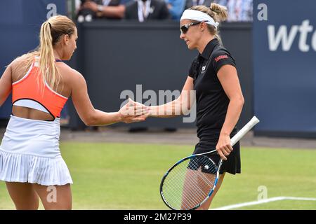 Dominika Cibulkova de Slovaquie et Kirsten Flipkens de Belgique photographiés lors du match final entre Kirsten Flipkens de Belgique et Dominika Cibulkova de Slovaquie contre Kiki Bertens et demi Schuurs de pays-Bas dans les doubles pour femmes au tournoi de tennis Ricoh Open WTA à Rosmalen, aux pays-Bas, le samedi 17 juin 2017. BELGA PHOTO LUC CLAESSEN Banque D'Images