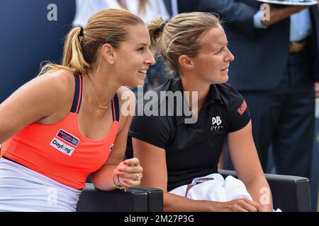 Kirsten Flipkens belge et Dominika Cibulkova slovaque photographiés après le match final entre Kirsten Flipkens belge et Dominika Cibulkova slovaque contre Kiki Bertens néerlandais et demi Schuurs dans les doubles pour femmes au tournoi de tennis Ricoh Open WTA à Rosmalen, aux pays-Bas, samedi 17 juin 2017. BELGA PHOTO LUC CLAESSEN Banque D'Images