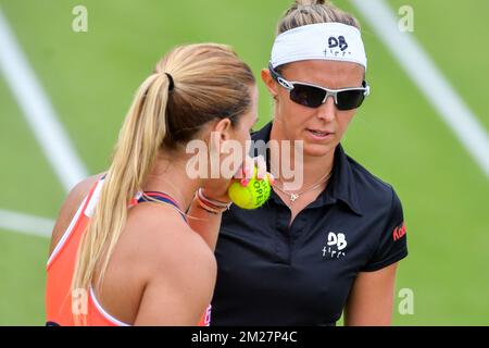 Dominika Cibulkova de Slovaquie et Kirsten Flipkens de Belgique photographiés lors du match final entre Kirsten Flipkens de Belgique et Dominika Cibulkova de Slovaquie contre Kiki Bertens et demi Schuurs de pays-Bas dans les doubles pour femmes au tournoi de tennis Ricoh Open WTA à Rosmalen, aux pays-Bas, le samedi 17 juin 2017. BELGA PHOTO LUC CLAESSEN Banque D'Images