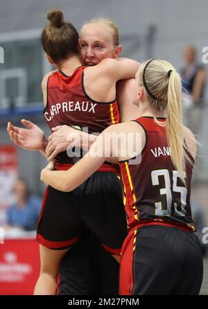 Les Cats belges Ann Wauters, les Cats belges Marjorie Carpreaux et les Cats belges Julie Vanloo célèbrent lors d'un match entre les Cats belges, l'équipe nationale belge de basket, et la Lettonie, lors du premier tour de la FIBA Eurobasket Women 2017, le lundi 19 juin 2017, à Prague, en République tchèque. BELGA PHOTO VIRGINIE LEFOUR Banque D'Images