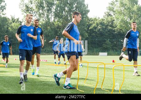 Nicolas Raskin, le nouveau joueur de Gent, Samuel Gigot de Gent et Jeremy Perbet de Gent, photographiés lors de la première session d'entraînement pour la nouvelle saison 2017-2018 de l'équipe de la Jupiler Pro League KAA Gent, à Gand, le jeudi 22 juin 2017. BELGA PHOTO JAMES ARTHUR GEKIERE Banque D'Images