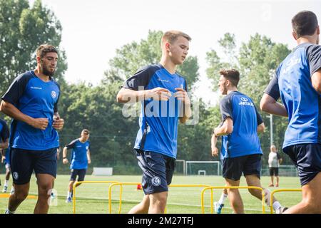 Samuel Gigot de Gent et Nicolas Raskin, nouveau joueur de Gent, photographiés lors de la première session d'entraînement pour la nouvelle saison 2017-2018 de l'équipe de la Ligue professionnelle de Jupiler KAA Gent, à Gand, le jeudi 22 juin 2017. BELGA PHOTO JAMES ARTHUR GEKIERE Banque D'Images