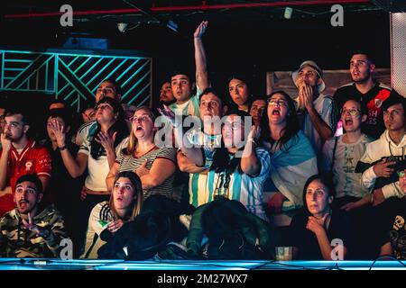 Barcelone, Espagne. 13th décembre 2022. Les fans argentins de football s'éfont de la fièvre avec leur équipe lors de la demi-finale de la coupe du monde de la FIFA 2022 contre la Croatie. L'Argentine remporte le premier billet final avec une victoire claire de 3:0. Credit: Matthias Oesterle/Alamy Live News Banque D'Images