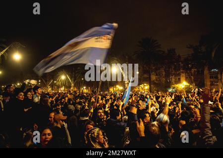 Barcelone, Espagne. 13th décembre 2022. Les fans argentins de football célèbrent leur équipe après la coupe du monde de la FIFA 2022, demi-finale de l'againstCroatia. L'Argentine remporte le premier billet final avec une victoire claire de 3:0. Credit: Matthias Oesterle/Alamy Live News Banque D'Images