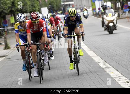 Belge Preben Van Hecke of Sport Vlaanderen - Baloise, Belge Tim Wellens of Lotto Soudal et Belge Jens Keukeleire of Orica Scott photographiés en action lors de la course d'élite masculine aux championnats de cyclisme belges, dimanche 25 juin 2017, à Anvers. BELGA PHOTO POOL PETER DE VOECHT Banque D'Images