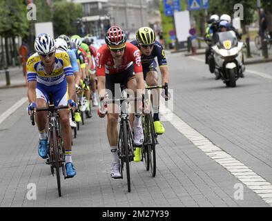 Belge Preben Van Hecke of Sport Vlaanderen - Baloise, Belge Tim Wellens of Lotto Soudal et Belge Jens Keukeleire of Orica Scott photographiés en action lors de la course d'élite masculine aux championnats de cyclisme belges, dimanche 25 juin 2017, à Anvers. BELGA PHOTO POOL PETER DE VOECHT Banque D'Images