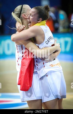 Les Cats belges Julie Vanloo et les Cats belges Marjorie Carpreaux célèbrent après avoir remporté le match pour la troisième place entre l'équipe nationale belge de basket 'les Cats Belges' et la Grèce à la FIBA Eurobasket Women 2017, dimanche 25 juin 2017, à Prague, République tchèque. BELGA PHOTO VIRGINIE LEFOUR Banque D'Images